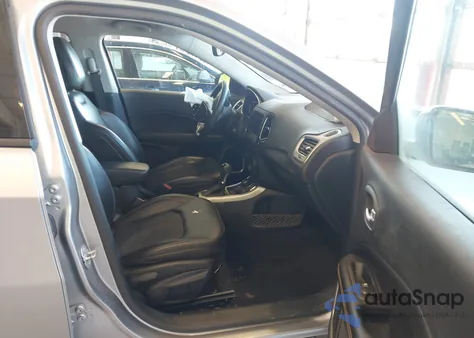 2018 Jeep Compass Latitude 4X4 z USA, uszkodzony, nr VIN 3C4NJDBB9JT185971